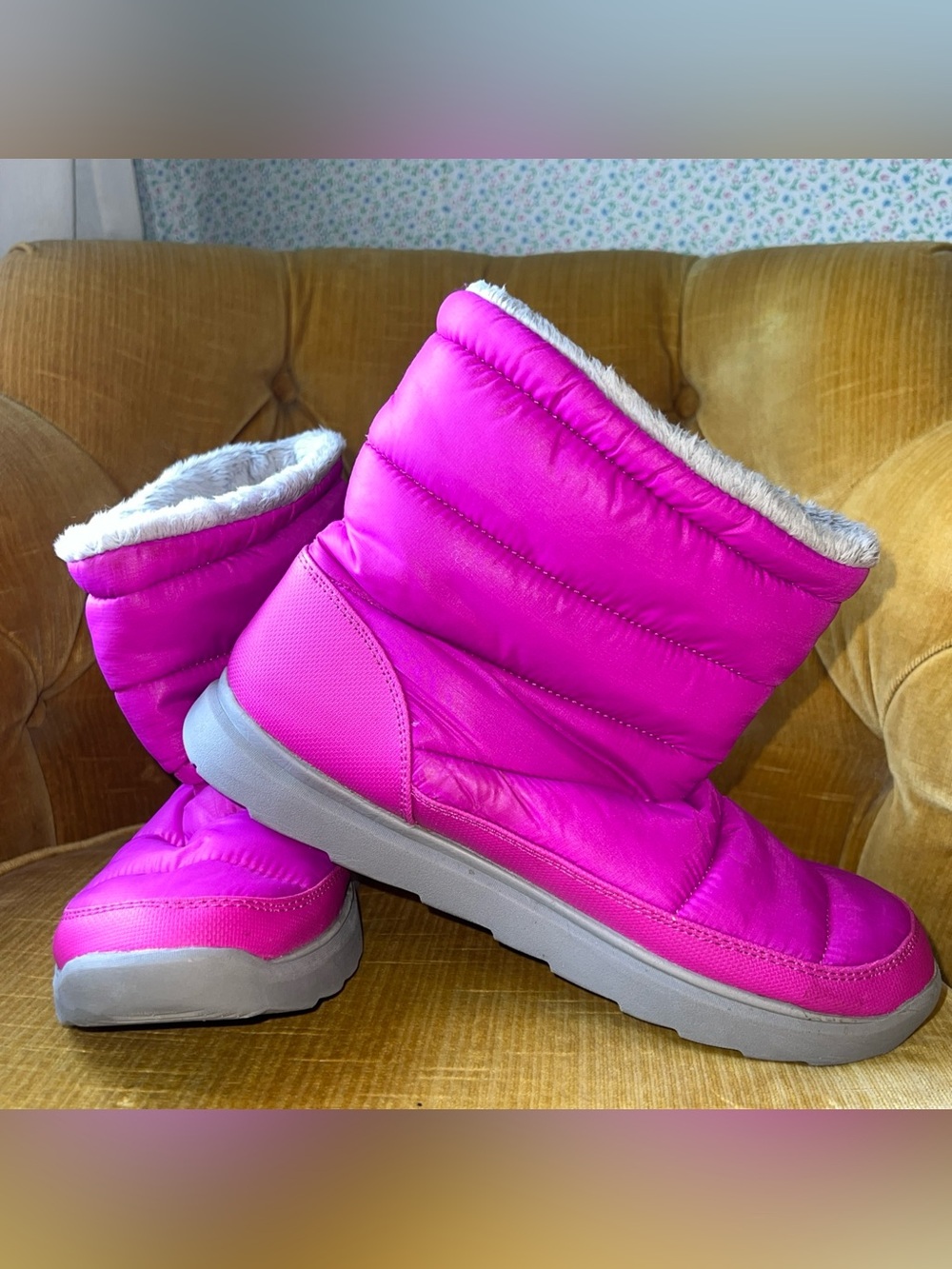 Tek Gear Hazel Women’s Fuchsia Quilted Puffer Winter Boots With Faux Fur, Sz 9